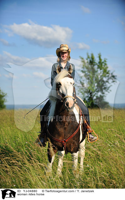 Frau reitet Tinker-Mix / woman rides horse / YJ-04880