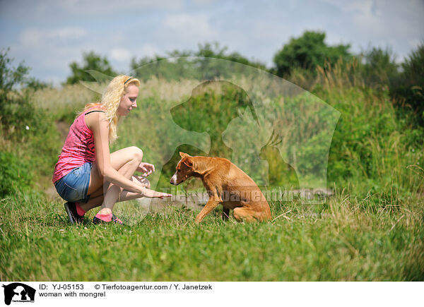 Frau mit Podenco-Mix / woman with mongrel / YJ-05153