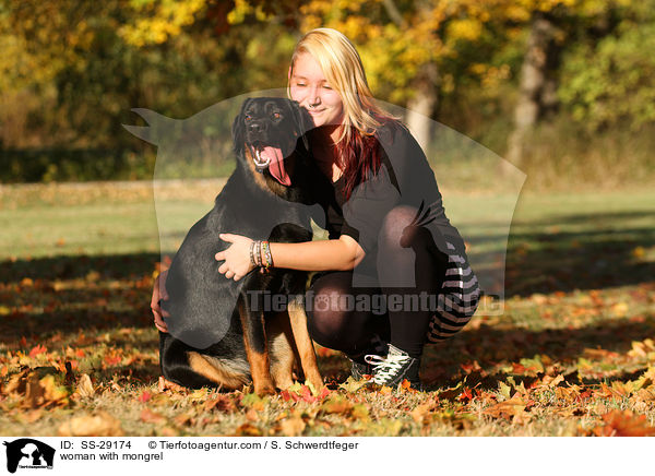 Frau mit Hovawart-Schferhund-Mix / woman with mongrel / SS-29174