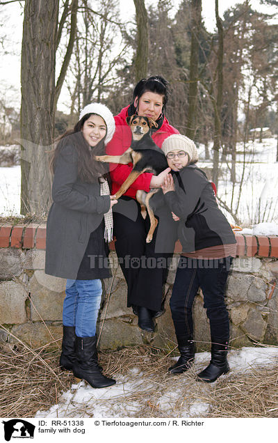 Familie mit Hund / family with dog / RR-51338