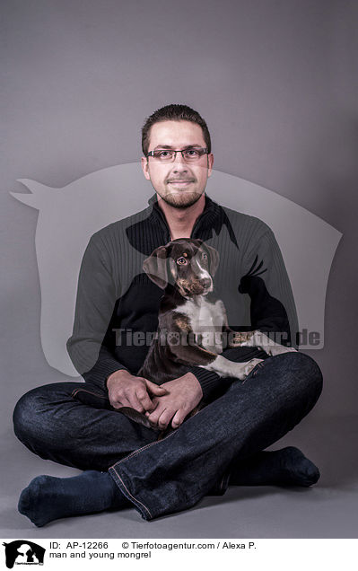 Mann und junger Mischling / man and young mongrel / AP-12266