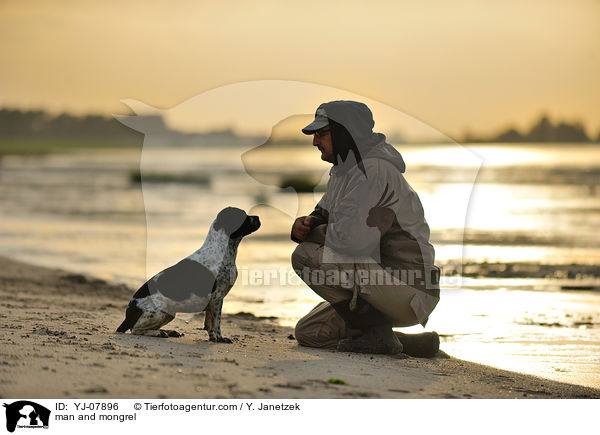 Mann und Pointer-Mix / man and mongrel / YJ-07896