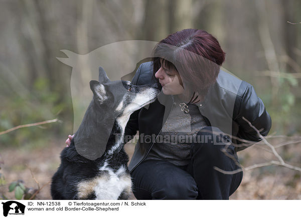 Frau und alter Border-Collie-Schferhund / woman and old Border-Collie-Shepherd / NN-12538