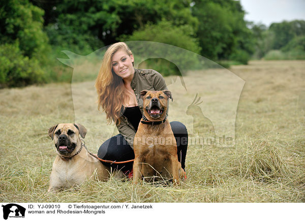 Frau und Rhodesian-Mixe / woman and Rhodesian-Mongrels / YJ-09010