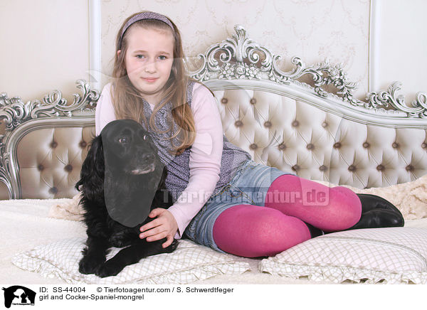 Mdchen und Cocker-Spaniel-Mischling / girl and Cocker-Spaniel-mongrel / SS-44004