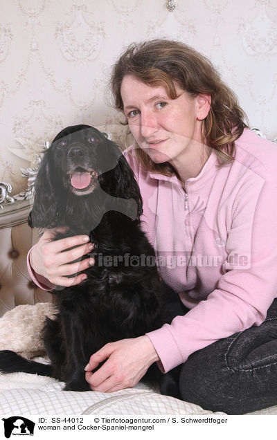 Frau und Cocker-Spaniel-Mischling / woman and Cocker-Spaniel-mongrel / SS-44012