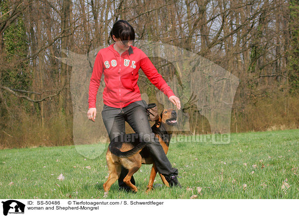 Frau und Schferhund-Mischling / woman and Shepherd-Mongrel / SS-50486