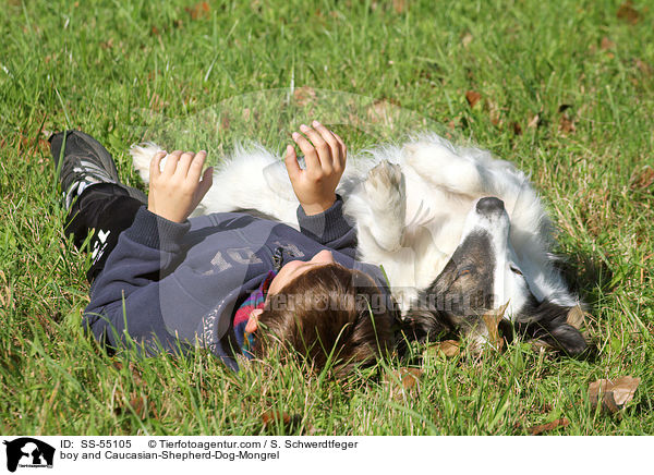 Junge und Kaukasischer-Schferhund-Mischling / boy and Caucasian-Shepherd-Dog-Mongrel / SS-55105
