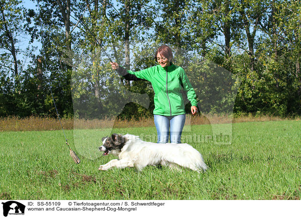 Frau und Kaukasischer-Schferhund-Mischling / woman and Caucasian-Shepherd-Dog-Mongrel / SS-55109