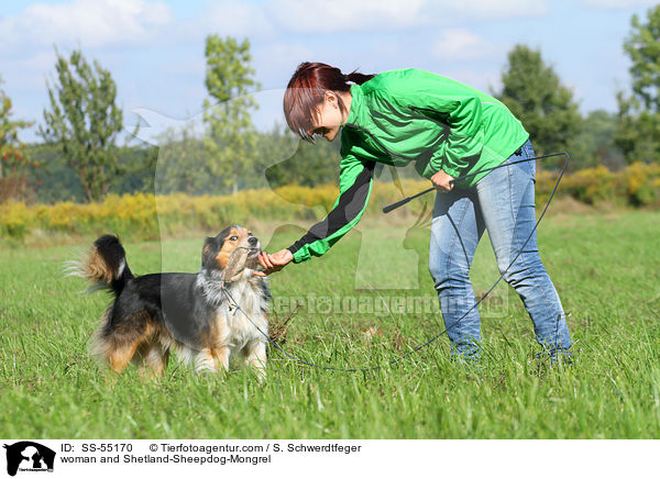 Frau und Sheltie-Mischling / woman and Shetland-Sheepdog-Mongrel / SS-55170