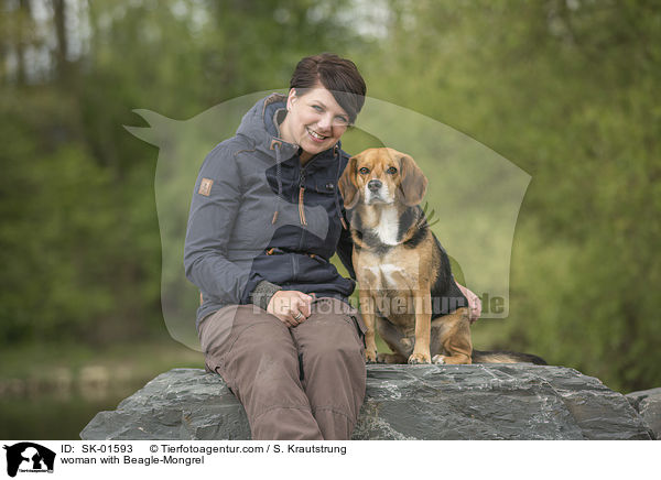 Frau mit Beagle-Mischling / woman with Beagle-Mongrel / SK-01593