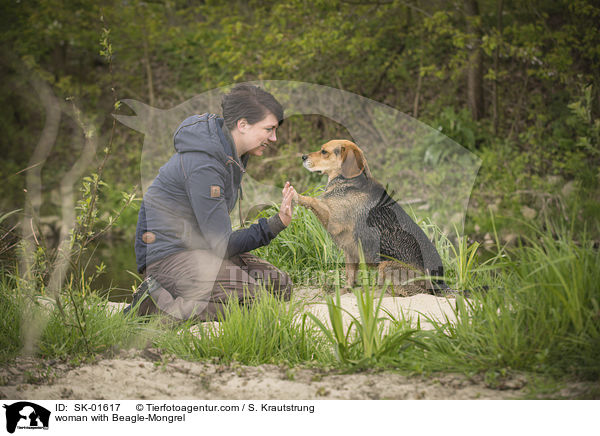 Frau mit Beagle-Mischling / woman with Beagle-Mongrel / SK-01617