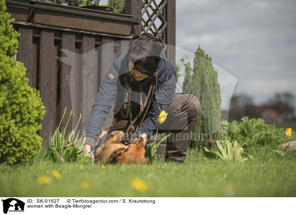 Frau mit Beagle-Mischling / woman with Beagle-Mongrel / SK-01627