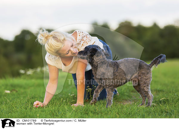Frau mit Terrier-Mischling / woman with Terrier-Mongrel / CM-01789