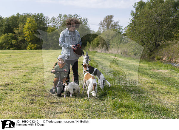 Menschen mit 3 Hunden / humans with 3 Dogs / HBO-03249