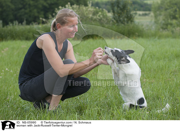 Frau mit Jack-Russell-Terrier-Mischling / woman with Jack-Russell-Terrier-Mongrel / NS-05990