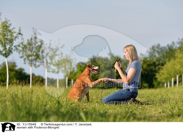Frau mit Podenco-Mischling / woman with Podenco-Mongrel / YJ-15948