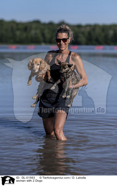 Frau mit 2 Hunden / woman with 2 Dogs / DL-01563