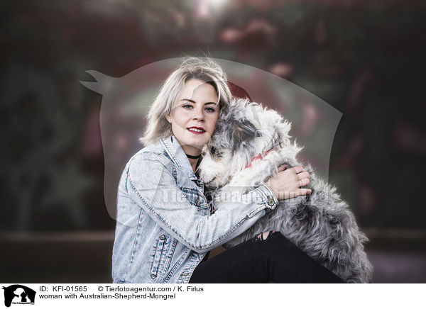 Frau mit Australian-Shepherd-Mischling / woman with Australian-Shepherd-Mongrel / KFI-01565