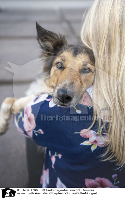 Frau mit Australian-Shepherd-Border-Collie-Mischling / woman with Australian-Shepherd-Border-Collie-Mongrel / NC-01766