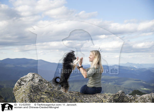 Frau und Chinesischer-Schopfhund-Mischling / woman and Chinese-Crested-Mongrel / VJ-02500