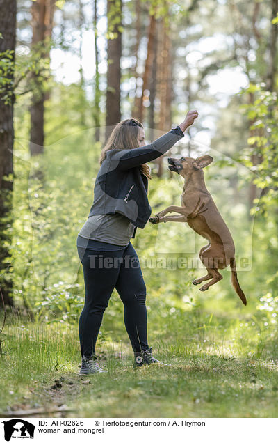 Frau und Mischling / woman and mongrel / AH-02626