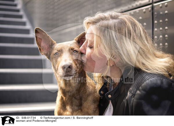 Frau und Podenco-Mischling / woman and Podenco-Mongrel / SIB-01734