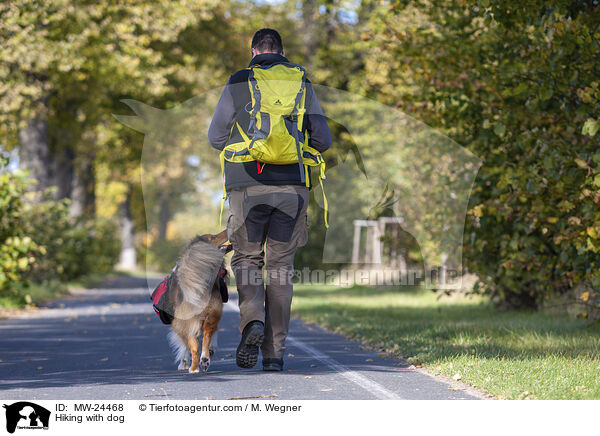 Wandern mit Hund / Hiking with dog / MW-24468