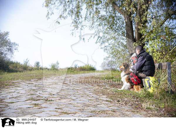 Wandern mit Hund / Hiking with dog / MW-24497