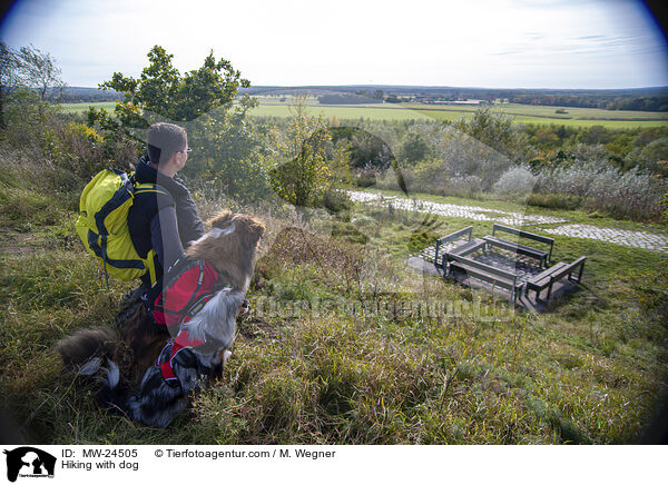 Wandern mit Hund / Hiking with dog / MW-24505