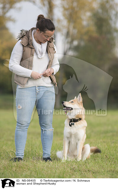 Frau und Husky-Schferhund / woman and Shepherd-Husky / NS-06405