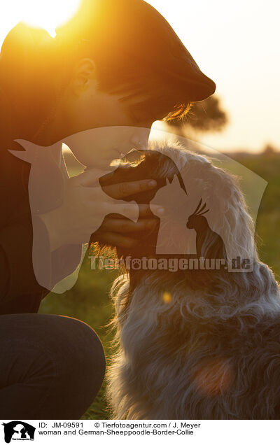 Frau und Schafpudel-Border-Collie / woman and German-Sheeppoodle-Border-Collie / JM-09591