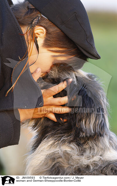 Frau und Schafpudel-Border-Collie / woman and German-Sheeppoodle-Border-Collie / JM-09593