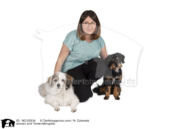 Frau und Terrier-Mischlinge / woman and Terrier-Mongrels / NC-02634