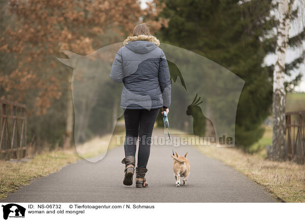 Frau und alter Mischling / woman and old mongrel / NS-06732