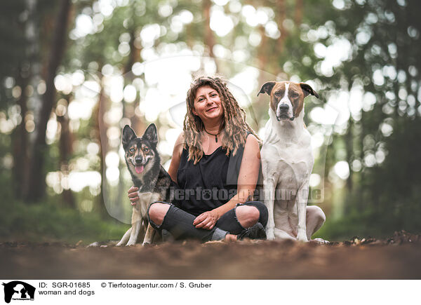 Frau und Hunde / woman and dogs / SGR-01685