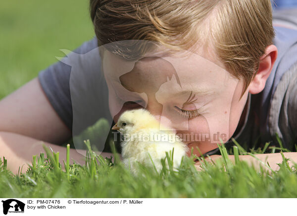 Junge mit Kken / boy with Chicken / PM-07476