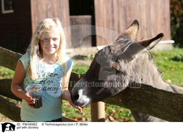 girl with donkey / PM-06962