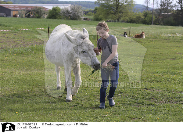 Junge mit Esel / boy with Donkey / PM-07521