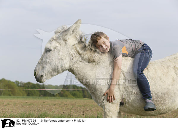 Junge mit Esel / boy with Donkey / PM-07524