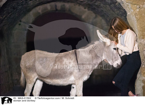 woman and donkey / MAS-01562