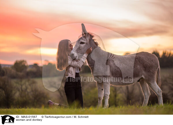 Frau und Esel / woman and donkey / MAS-01567