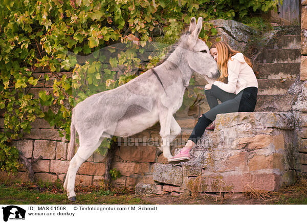 woman and donkey / MAS-01568