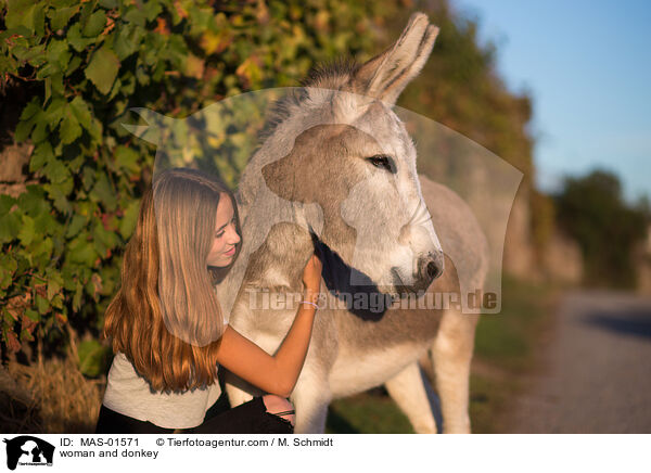 woman and donkey / MAS-01571