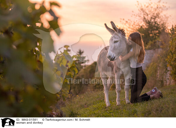 Frau und Esel / woman and donkey / MAS-01581