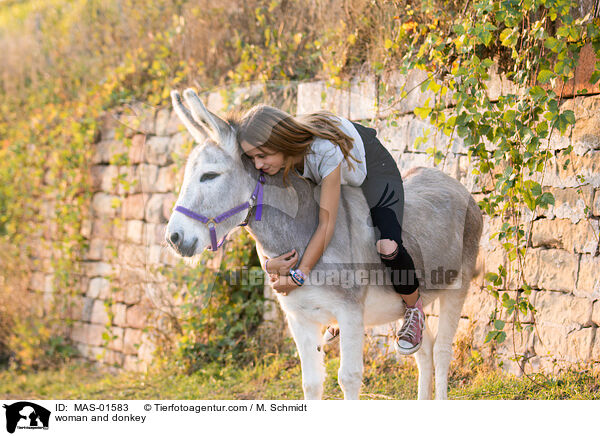 Frau und Esel / woman and donkey / MAS-01583