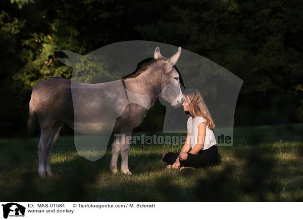 Frau und Esel / woman and donkey / MAS-01584