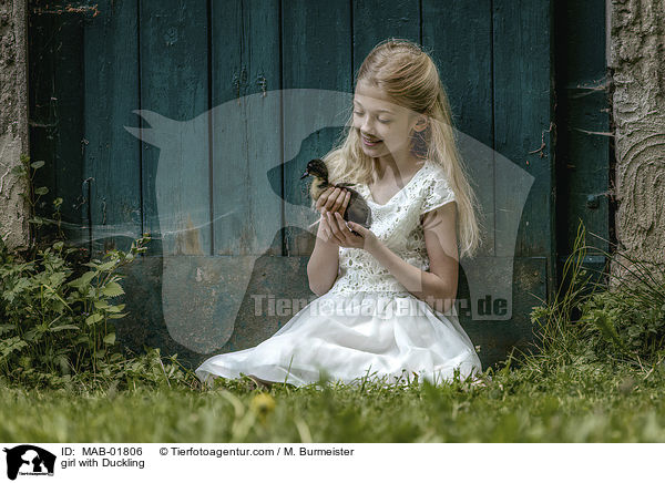 girl with Duckling / MAB-01806
