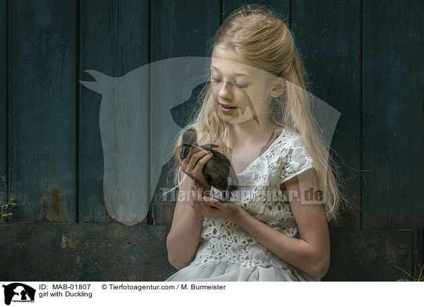 girl with Duckling / MAB-01807