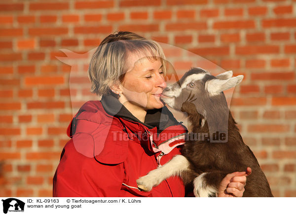 Frau und junge Hausziege / woman and young goat / KL-09163